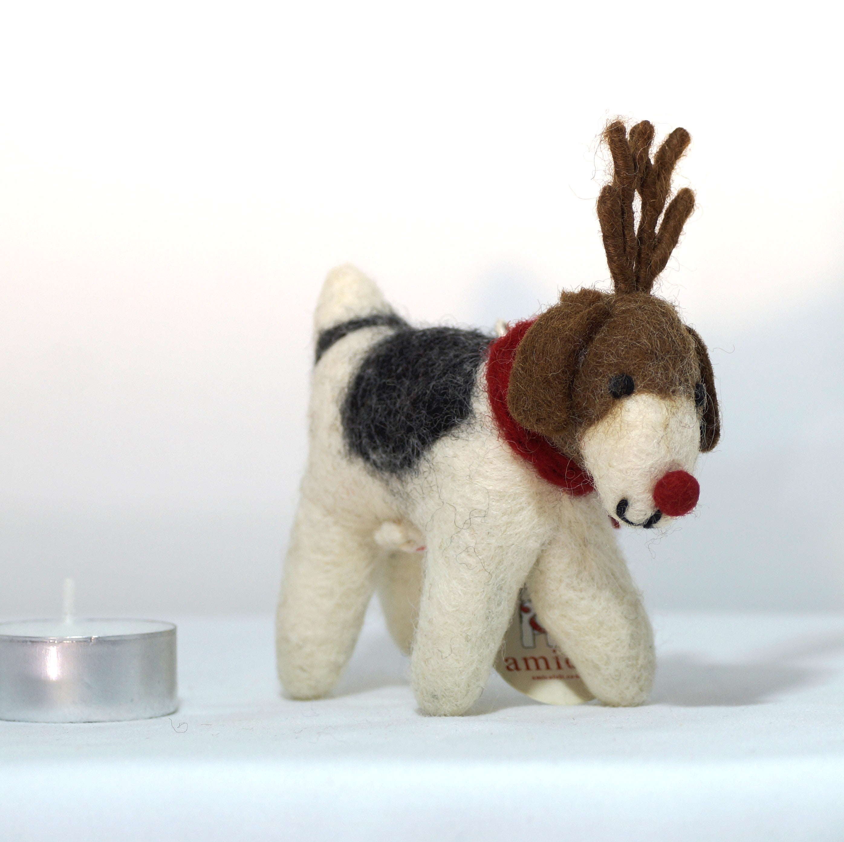 Fox Terrier mit Geweih