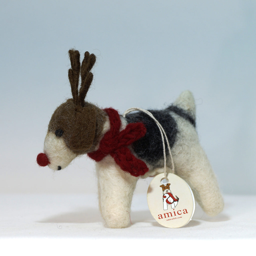 Fox Terrier mit Geweih