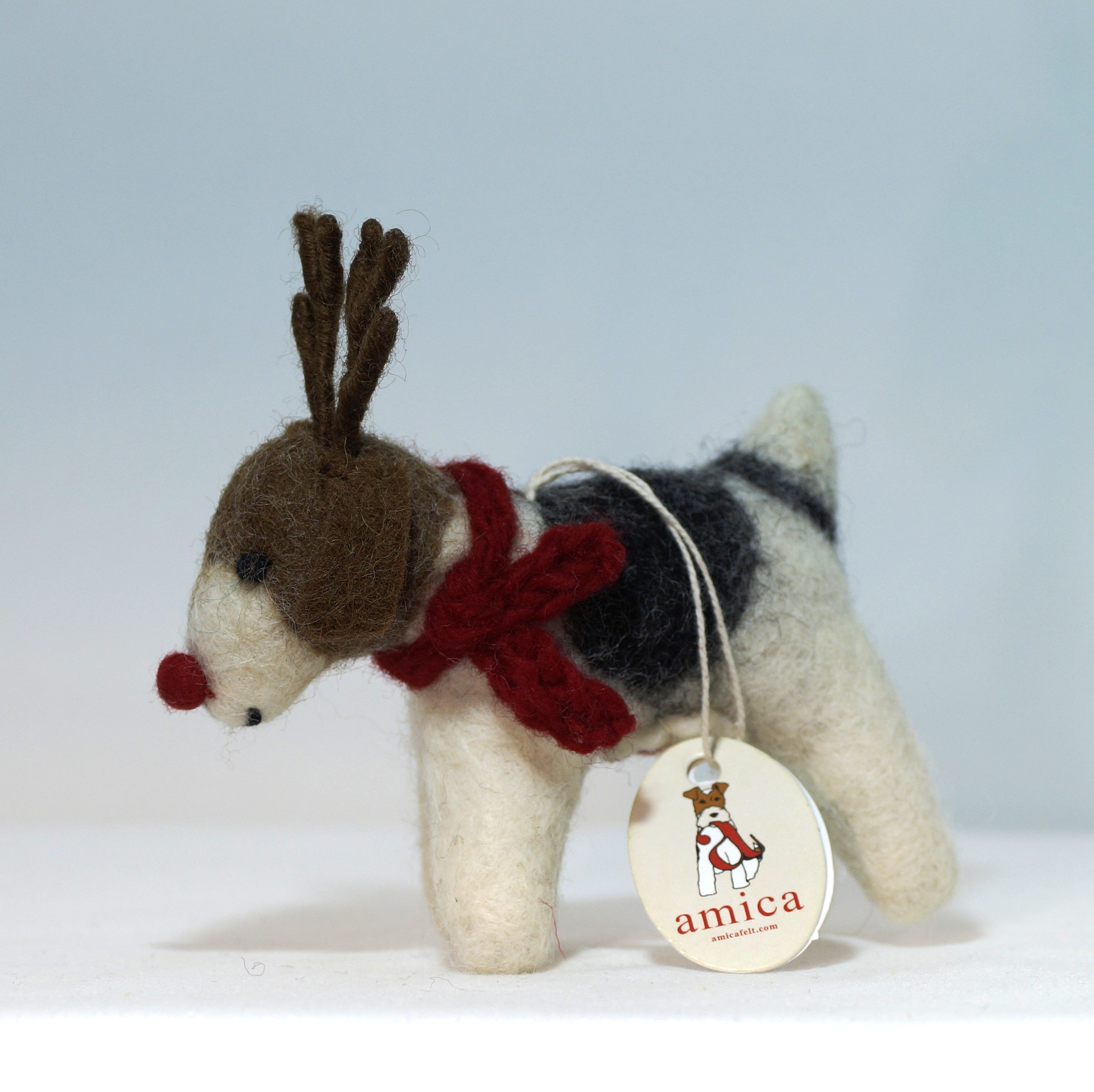 Fox Terrier mit Geweih