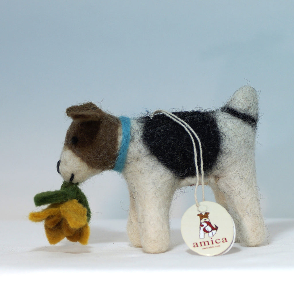 Fox Terrier mit Narzisse