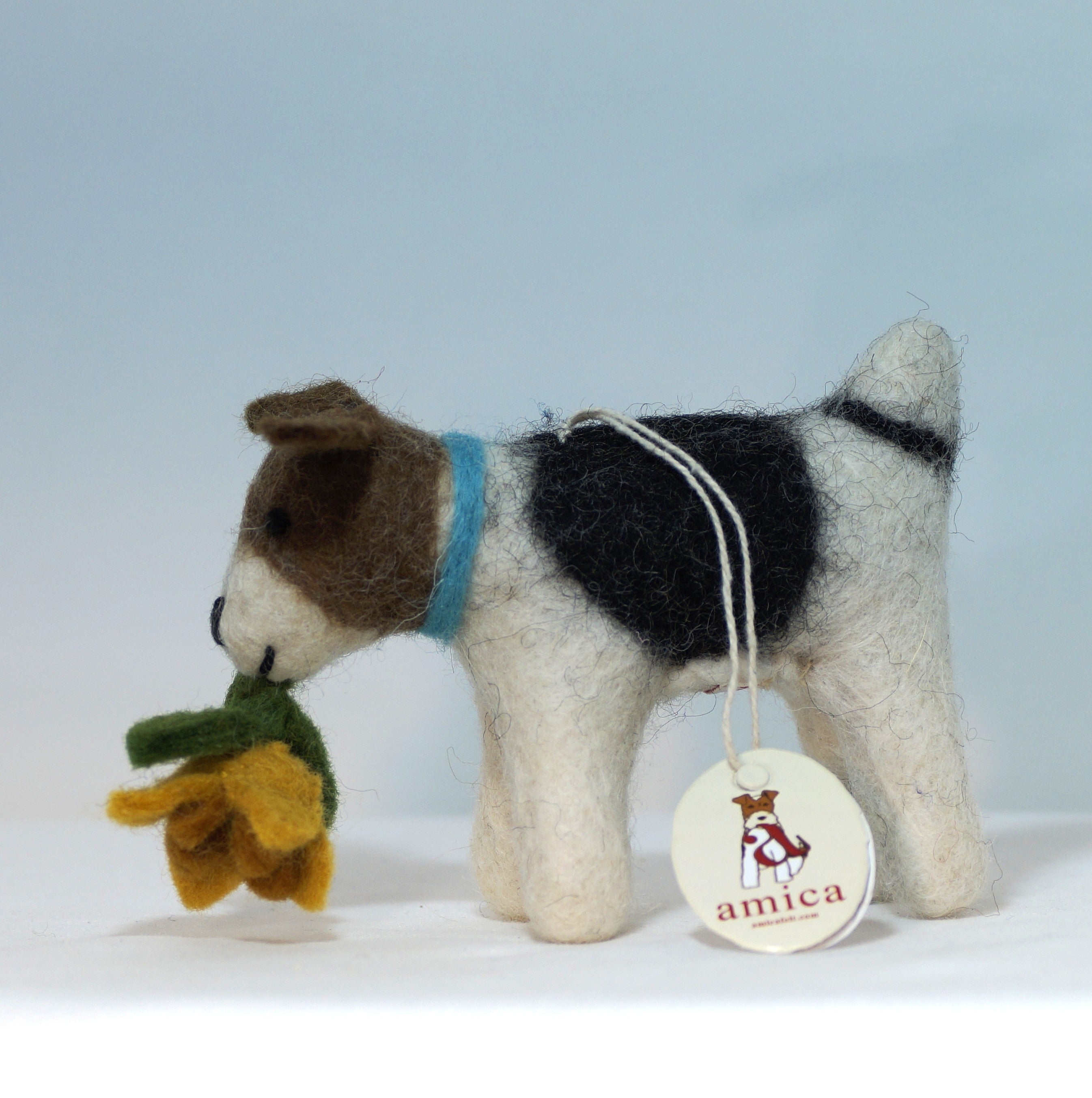 Fox Terrier mit Narzisse
