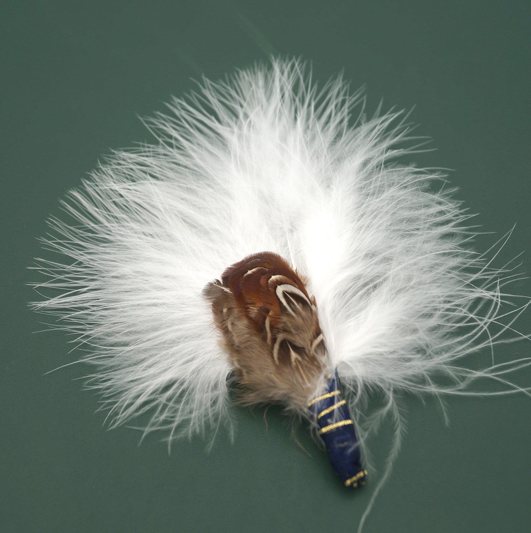 Gänseflaum mit Fasan-Kirchenfensterfedern Hutgesteck