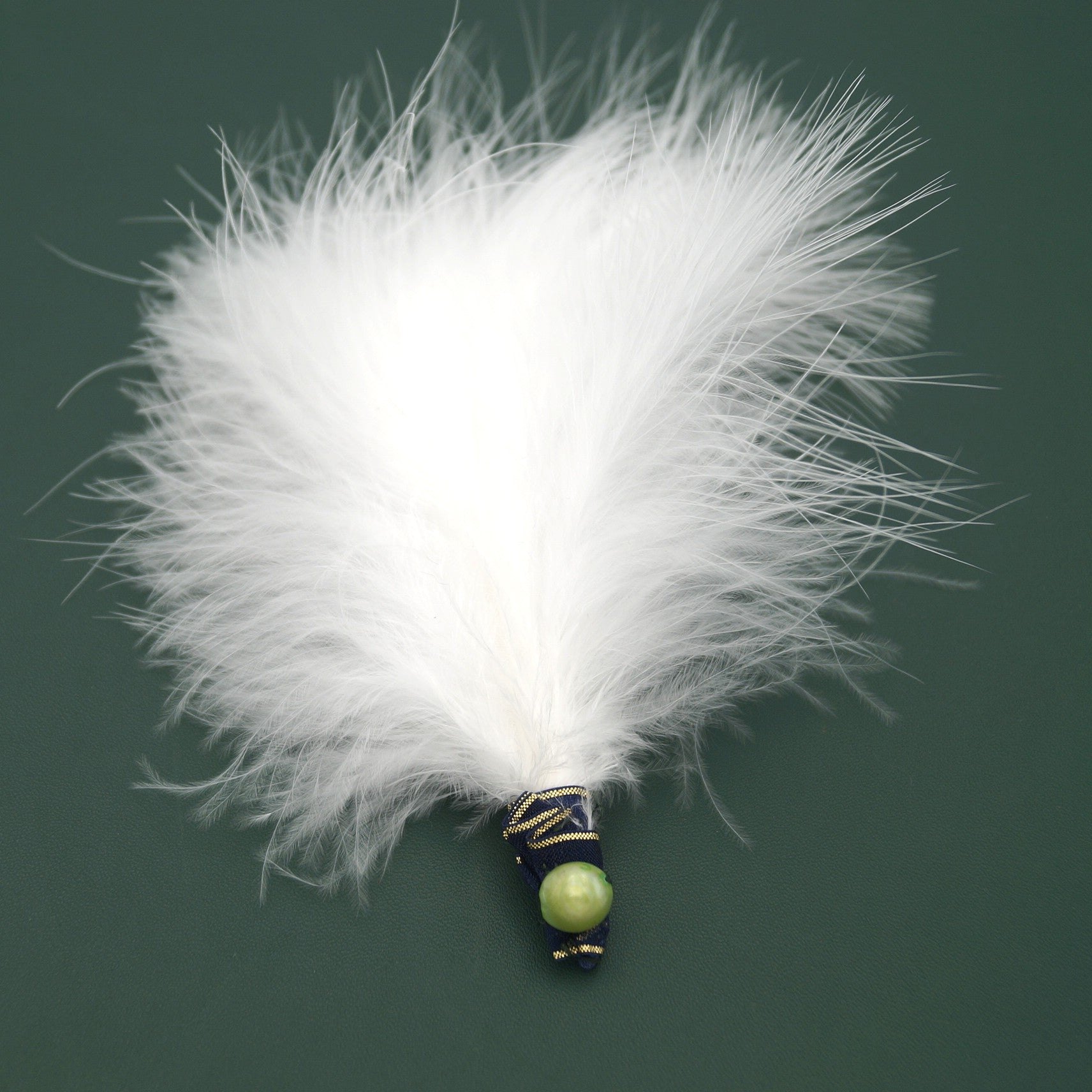 Gänseflaumfeder-Gesteck mit Süßwasserperle