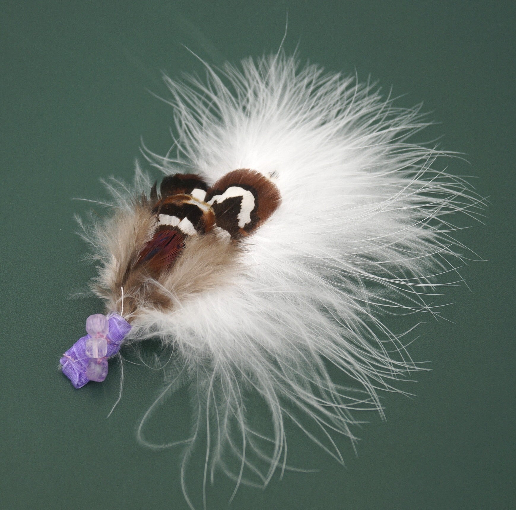 Gänseflaum mit Fasan-Kirchenfensterfedern gefasst mit Lavendel-Amethistperlen