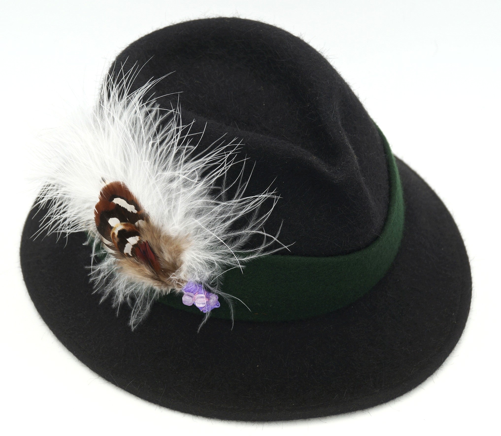 Gänseflaum mit Fasan-Kirchenfensterfedern gefasst mit Lavendel-Amethistperlen