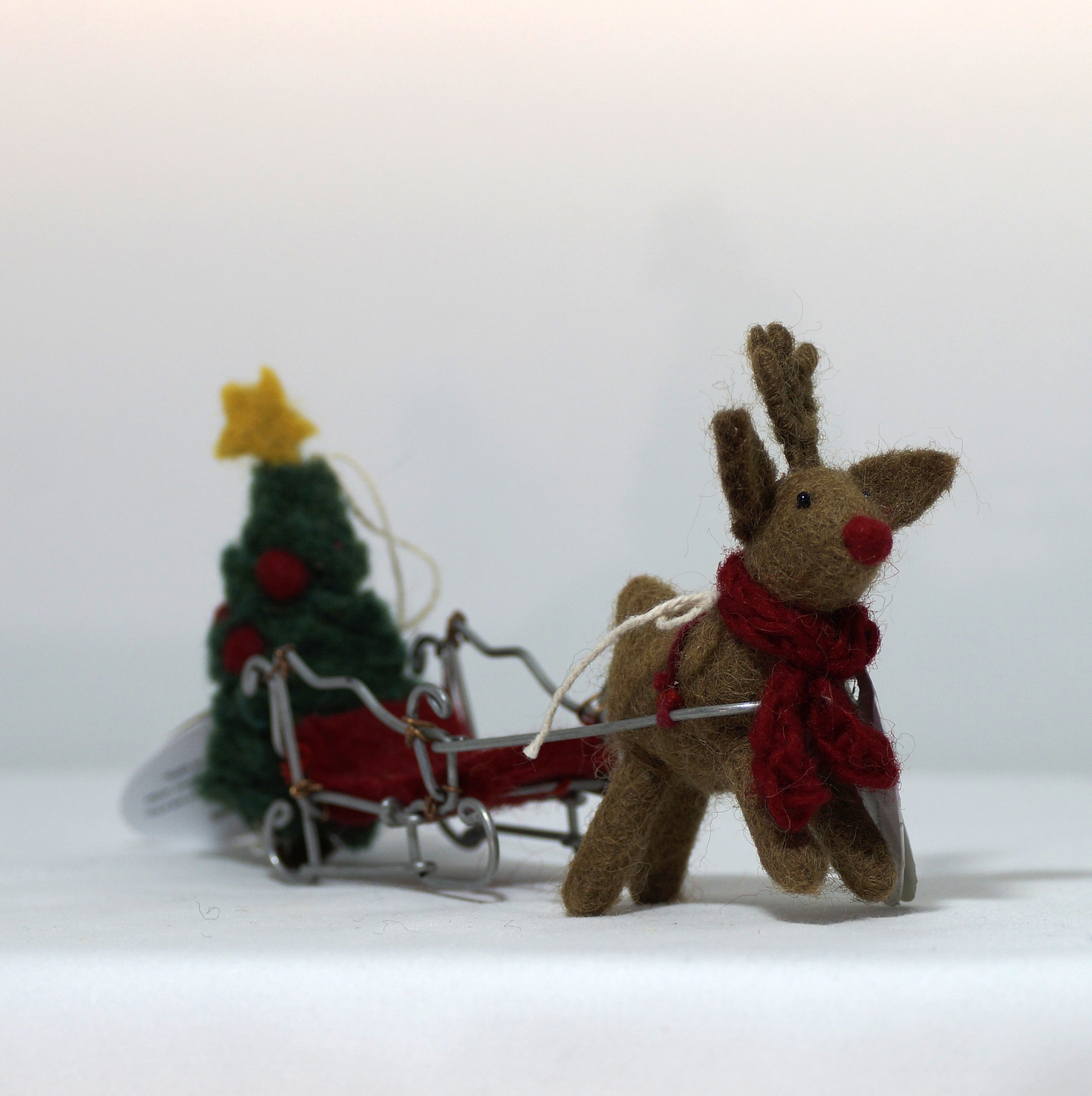 Mini Rentier mit Schlitten und Weihnachtsbaum