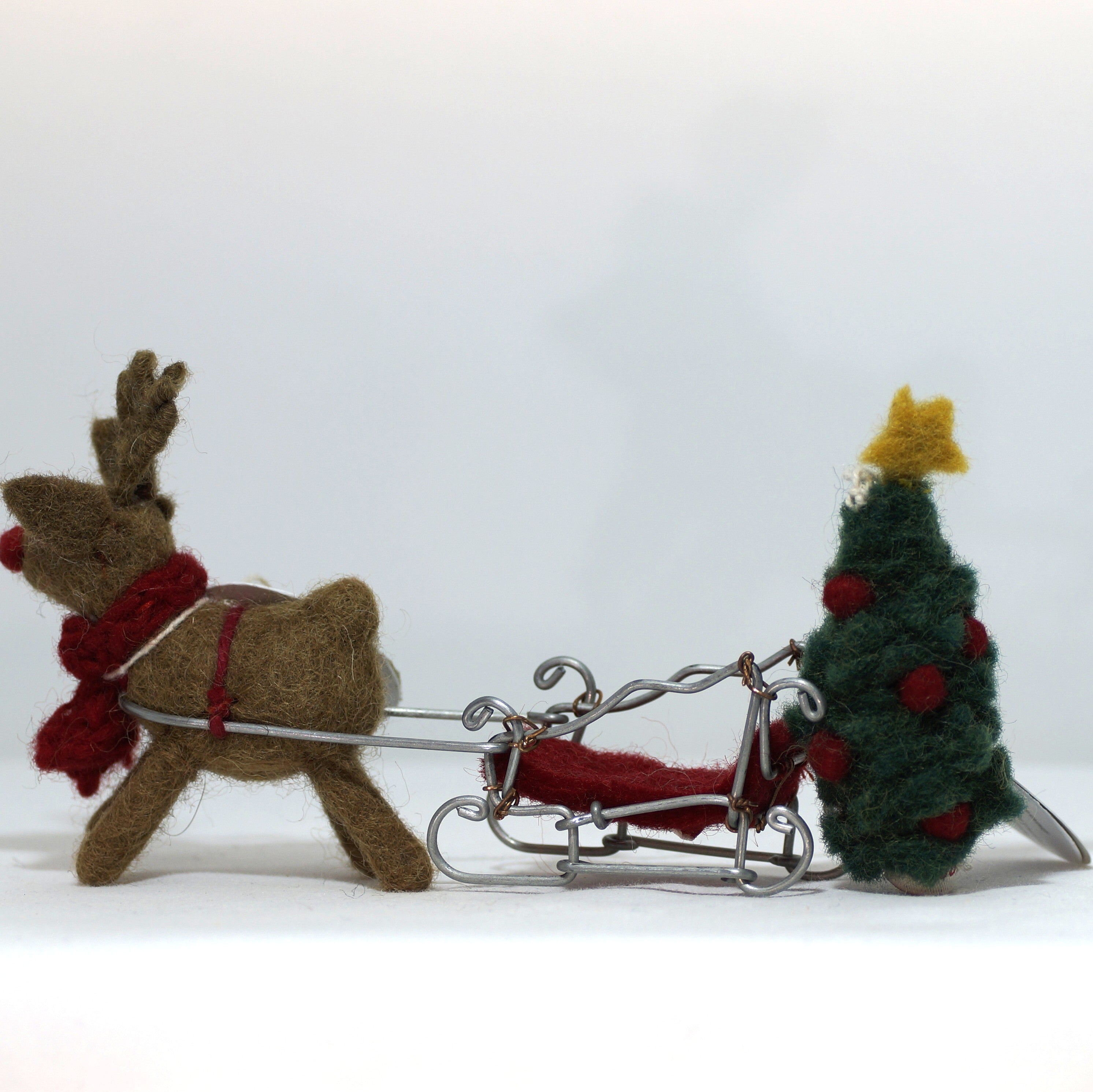 Mini Rentier mit Schlitten und Weihnachtsbaum