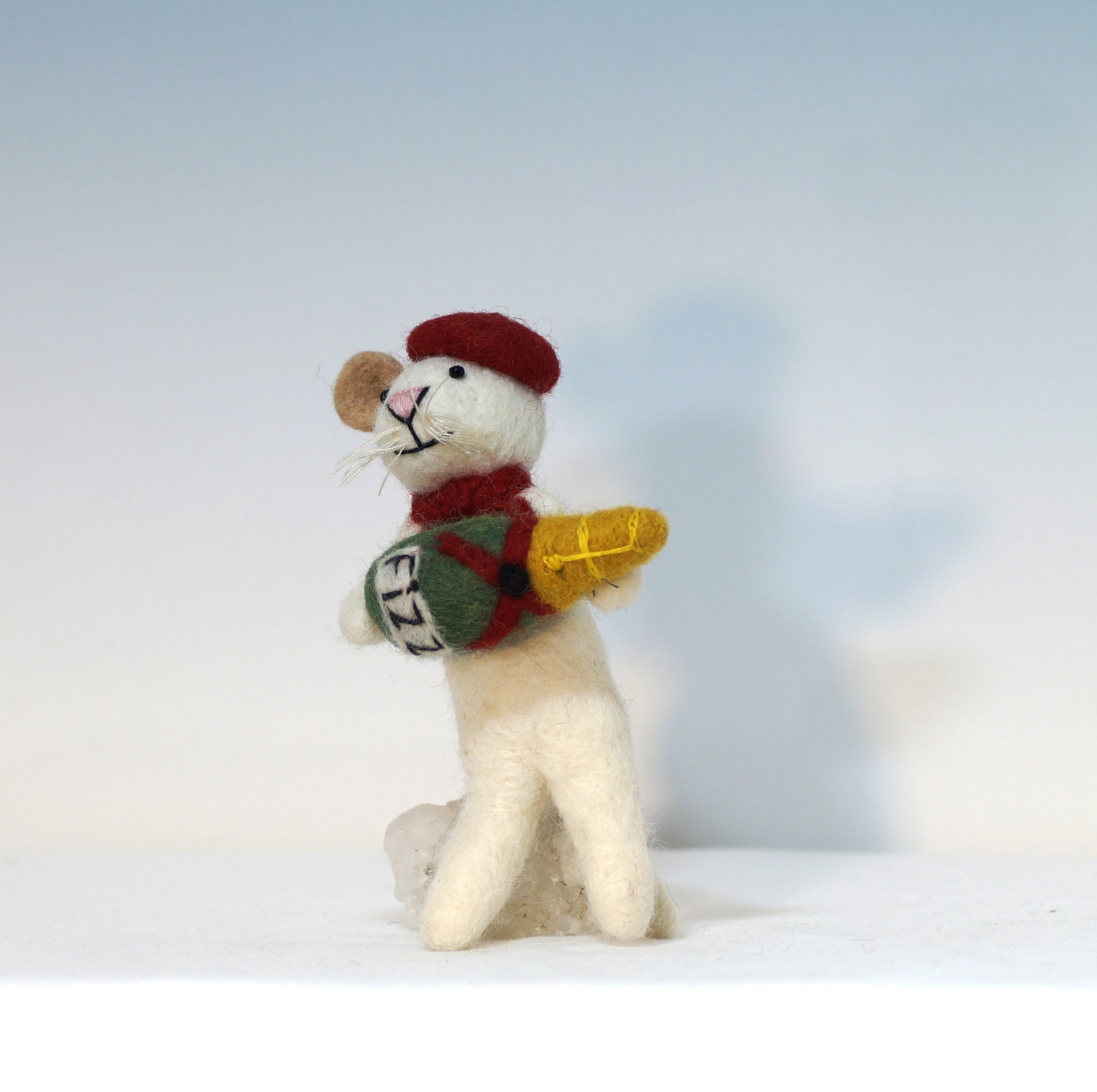 Maus mit Beret und Magnumflasche