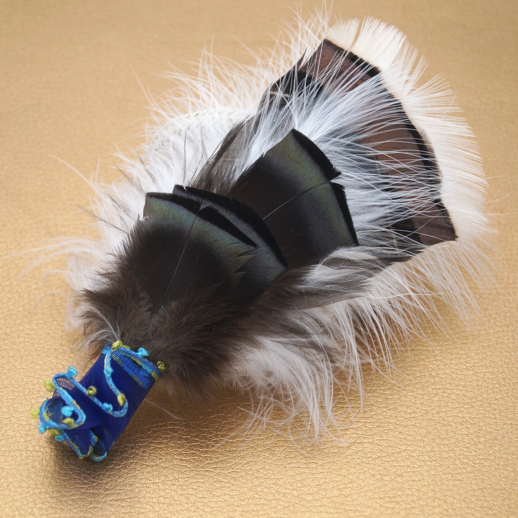 Truthahnfedern mit Gänseflaum Hutgesteck